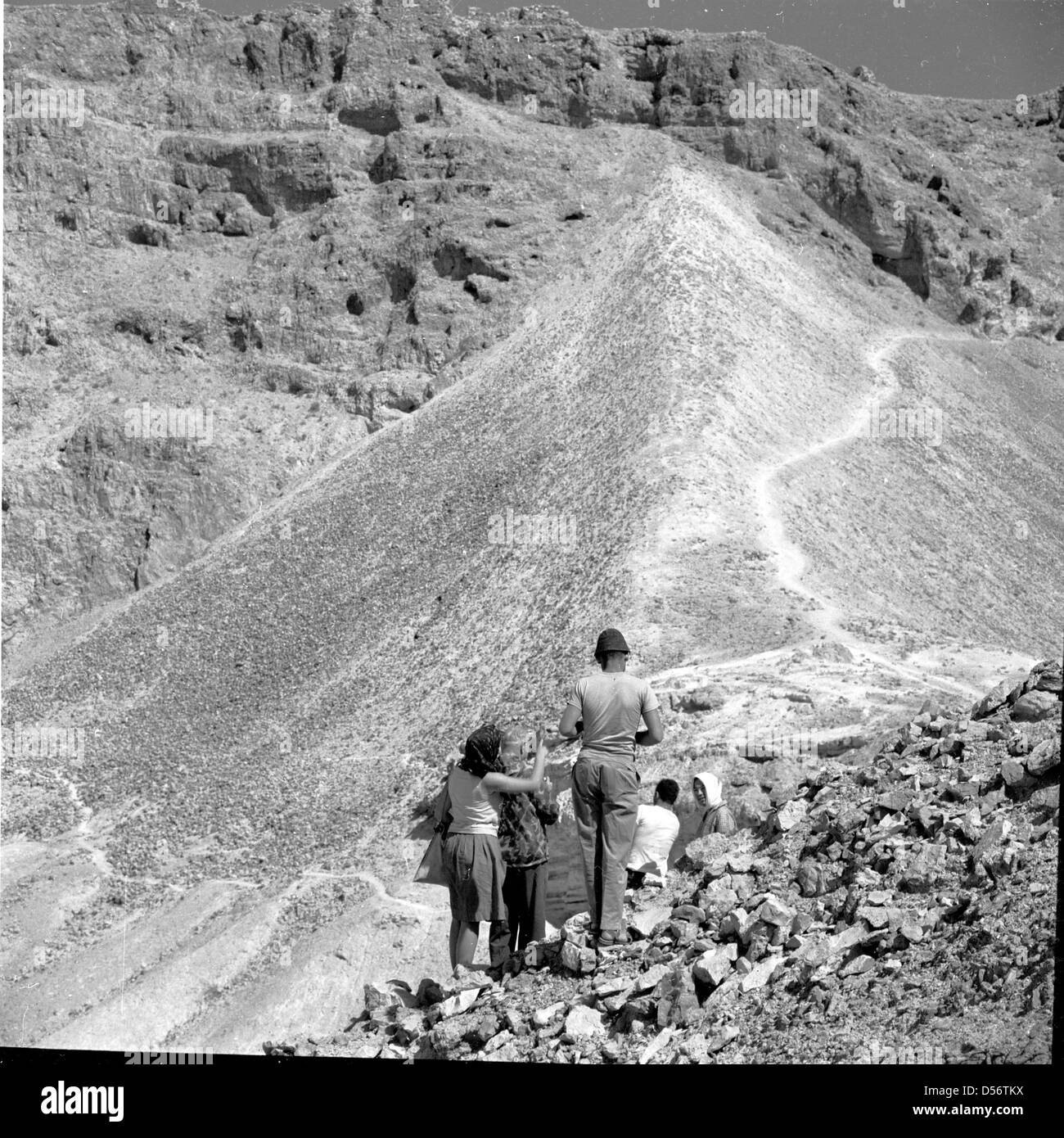 Israel, 1950er Jahre. Historische Aufnahme der Touristen in der Wüste. Stockfoto
