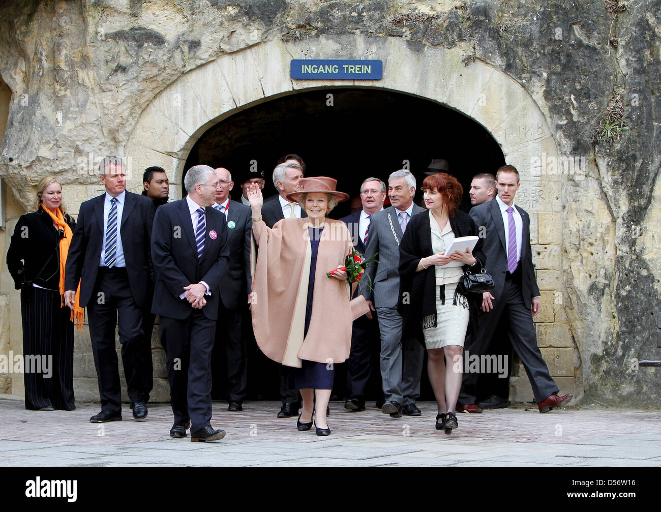 Königin Beatrix der Niederlande besucht die Eröffnung des Jubiläumsjahres der Förderung Tourismusbüro VVV in Valkenburg, Niederlande, 26. März 2010. Dieses Jahr feiert der VVV, die Organisation, die in den Niederlanden, Tourismus und Freizeit fördert ihr 125-jähriges bestehen. Die ersten VVV wurde am 22. Februar 1885 gegründet, in Valkenburg Aan de Geul. Foto: Albert Phili Stockfoto