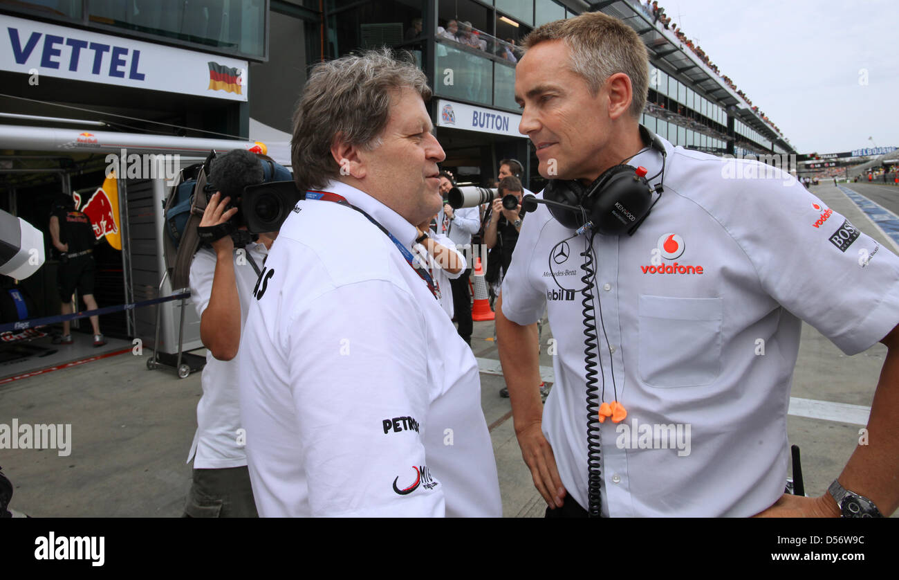 Norbert Haug (L), Präsident verantwortlich für Mercedes-Benz Motorsport und Martin Whitmarsh, Teamchef von McLaren-Mercedes, sprechen vor dem dritten Training für den Grand Prix von Australien im Albert Park in Melbourne, Australien, 27. März 2010. Der Grand Prix von Australien statt findet am 28. März 2010. Foto: Jens Büttner Stockfoto