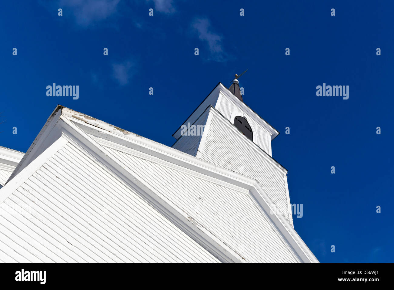 Winkel-Blick auf eine alte Kirche mit blauen Himmel und Wolkenfetzen. Stockfoto