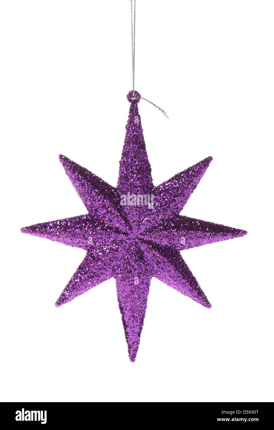 Lila sternförmige glitzernden Christbaumschmuck auf reinen weißen Hintergrund isoliert Stockfoto
