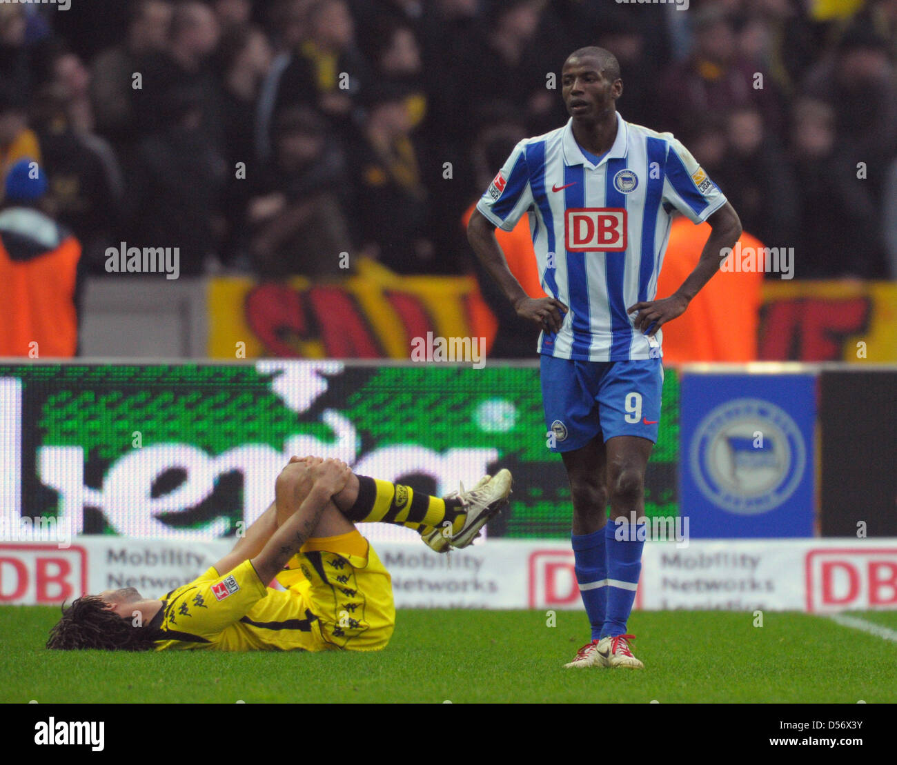 Berliner Adrian Ramos (L) und Dortmunds Patrick Owomoyela (L) beim deutschen Fußball-Bundesliga Spiel Hertha BSC Berlin Vs Borussia Dortmund im Olympiastadion Berlin, Deutschland, 27. März 2010. Das Spiel endete mit einem torlosen Remis. Foto: Soeren Staché Stockfoto