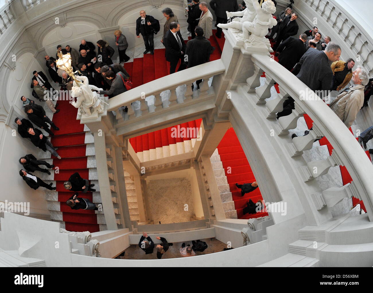 Ein Mann Abfahrten der englischen Treppe von Residenzschloss in Dresden, Deutschland, 29. März 2010. Nach fünf Jahren der Rekonstruktion der englischen Treppe wurde ein weiteres Stück des Residential Palace rekonstruiert. Die barocke Treppe der ehemaligen Wohnung der sächsischen Kurfürsten und Könige wurde nach historischen Dokumenten rekonstruiert. Foto: RALF HIRSCHBERGER Stockfoto