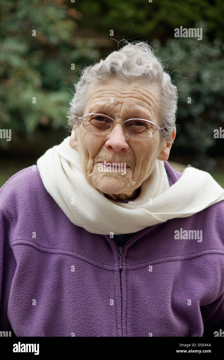 Ältere Frau, die sehr kalt wegen Temperaturen unter dem Gefrierpunkt Stockfoto