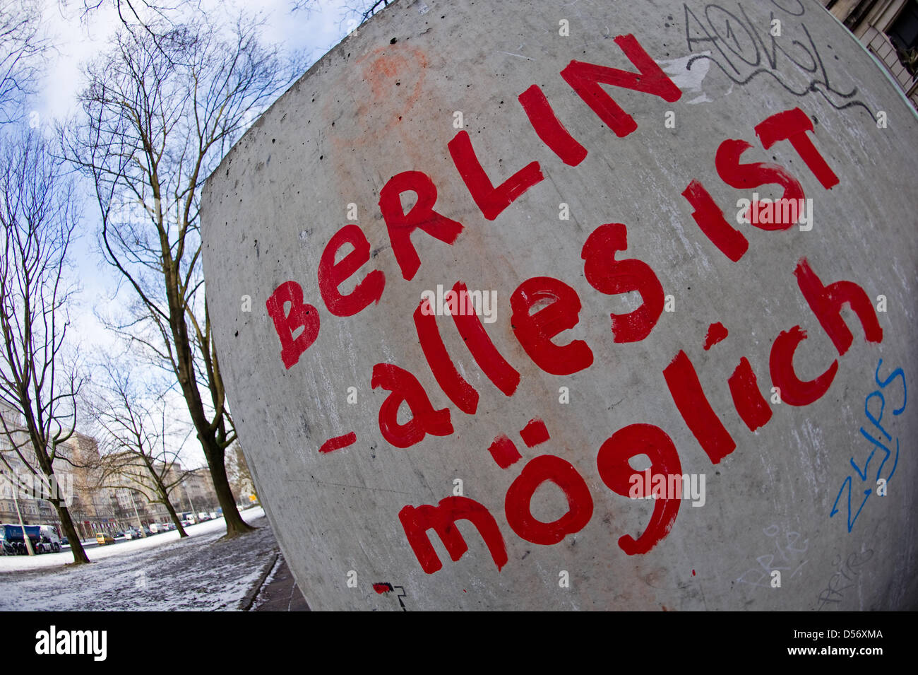 Eine rote Graffiti liest in englischer Sprache "Berlin - alles ist möglich" auf einem Betonblock in Berlin, Deutschland, 15. März 2010. Foto: Arno Burgi Stockfoto