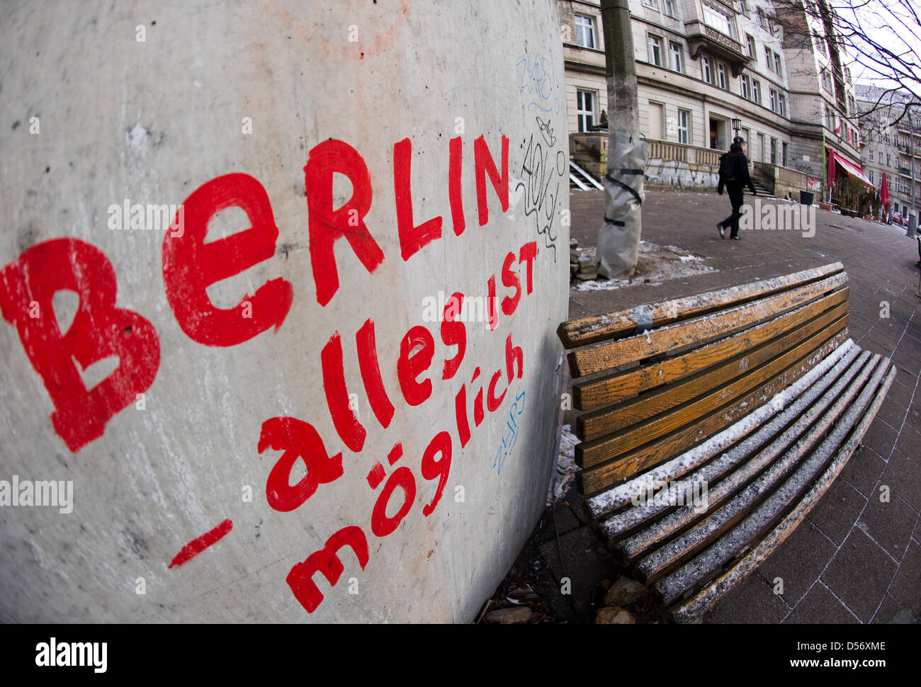 Eine rote Graffiti liest in englischer Sprache "Berlin - alles ist möglich" auf einem Betonblock in Berlin, Deutschland, 15. März 2010. Foto: Arno Burgi Stockfoto