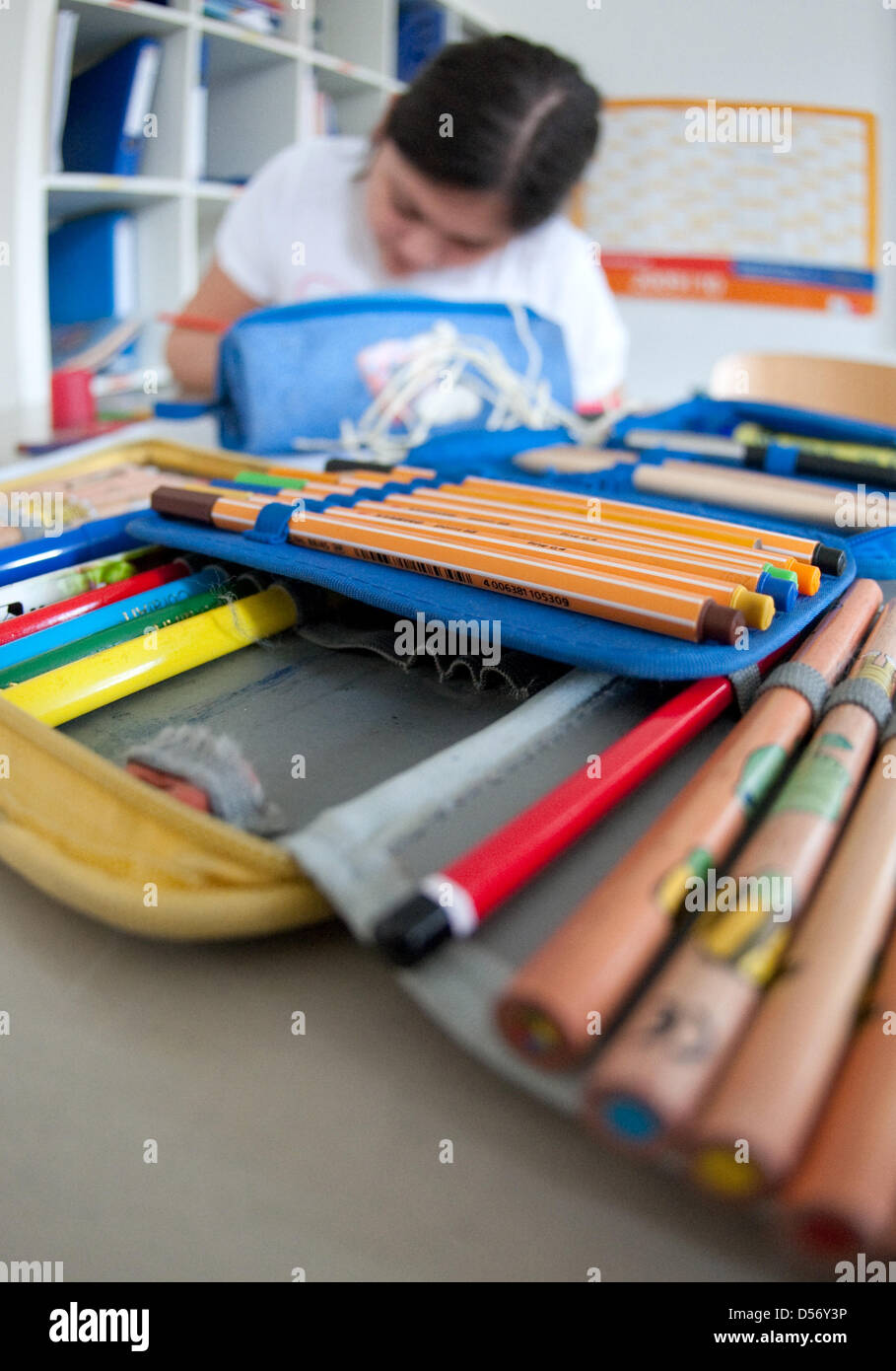 Bleistift-Fällen an BiL-Privatschule in Stuttgart, Deutschland, 30. März 2010. BiL entsprang eine Lernhilfe Gruppe richtet sich an Kinder der türkischen anständig. Foto: Uwe Anspach Stockfoto