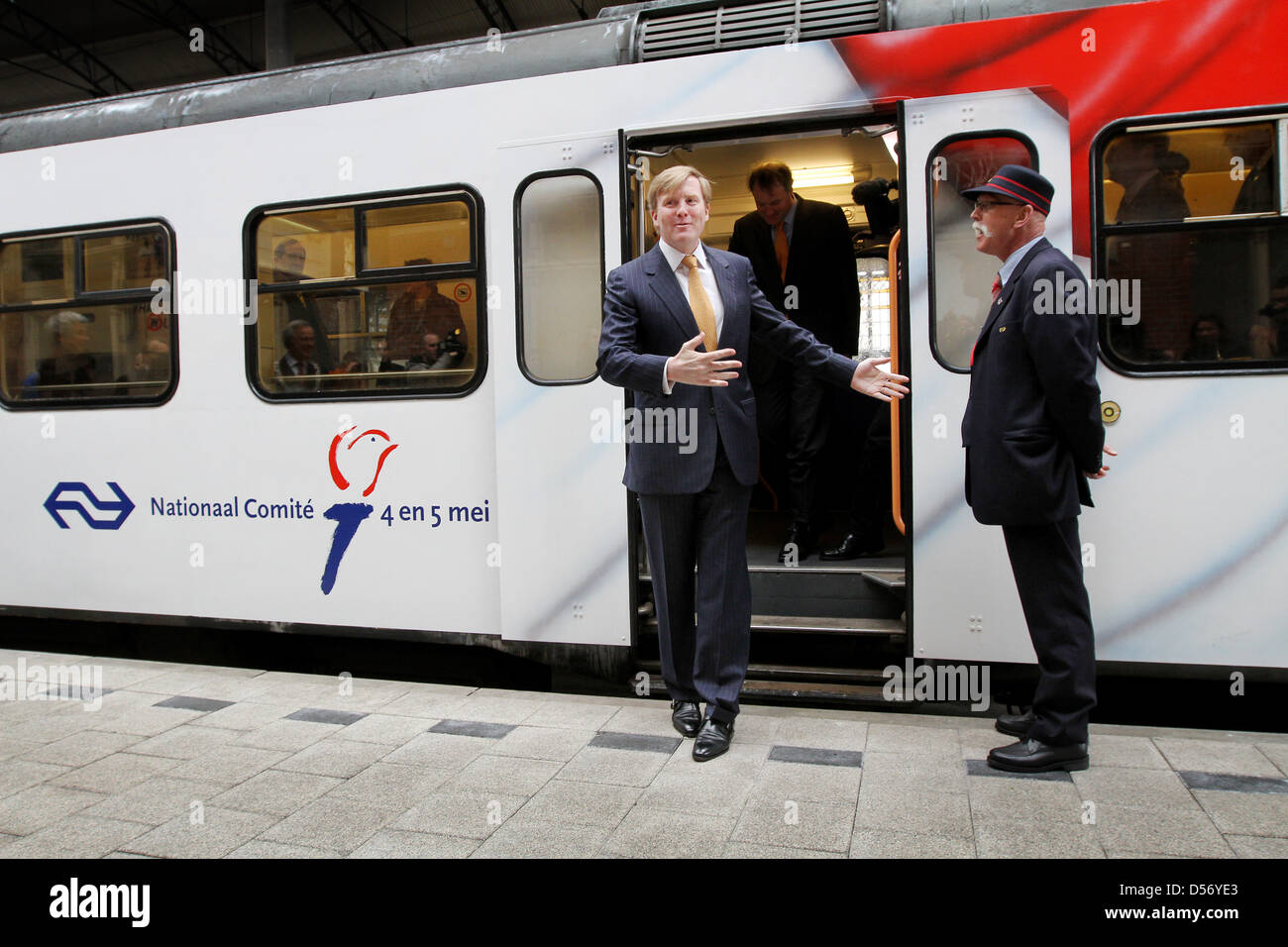 Kronprinz Willem-Alexander der Niederlande kommt mit dem Zug, der "Vrijheidstrein" (Freiheit Zug) in den Haag Holland Spoor Station in den Haag, Niederlande, 31. März 2010 zu öffnen. Der Zug ist eine Initiative des Nationalkomitees des 4. und 5. Mai und der niederländischen Bahn. Der Zug fährt fünf Wochen durch das Land wegen des 65. Jahrestages der Befreiung. Stockfoto