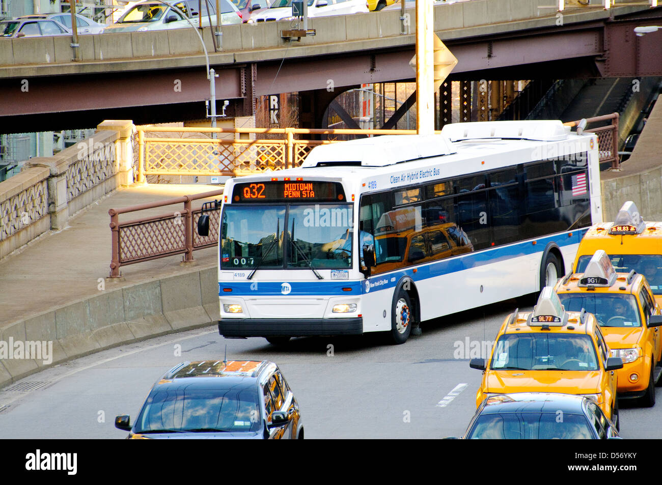 MTA Q32 öffentliche Verkehrsmittel Bus verlassen Queensboro 59th Street Bridge während Stockfoto