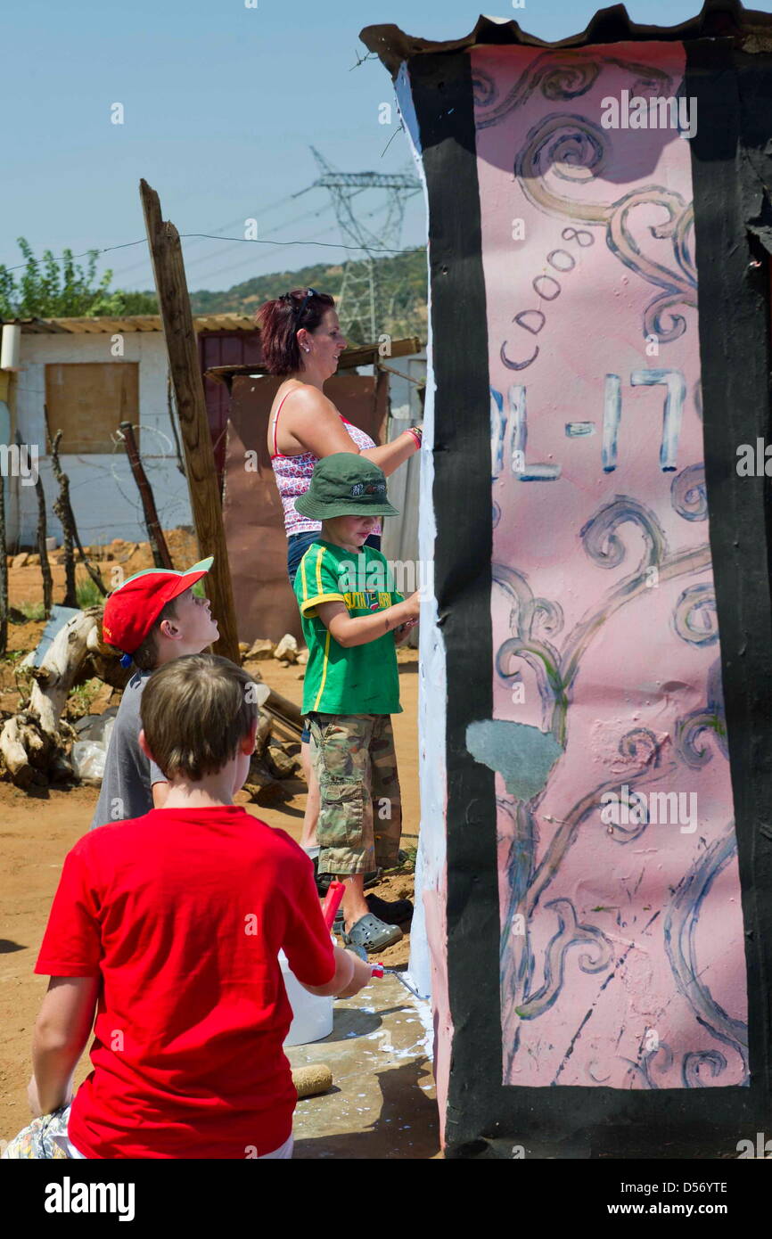 Mamelodi, Südafrika. 24. März 2013. Suzanne Scott, Richardo Coetzer, John Alexander und Alex Blake malen eine Hütte in der Alaska informelle Siedlung am 24. März 2013 in Mamelodi, Südafrika. Die Viva-Stiftung veranstaltet das zweite Mams Kunstfestival in der informellen Siedlung über das Wochenende. Die Kunst Festival konzentriert sich auf die Erschaffung der Welt das zuerst lebendige Kunstgalerie von Hütten in Kunstwerke zu verwandeln. Bildnachweis: Alet Pretorius/Foto24/Gallo Images/Alamy Live News Stockfoto