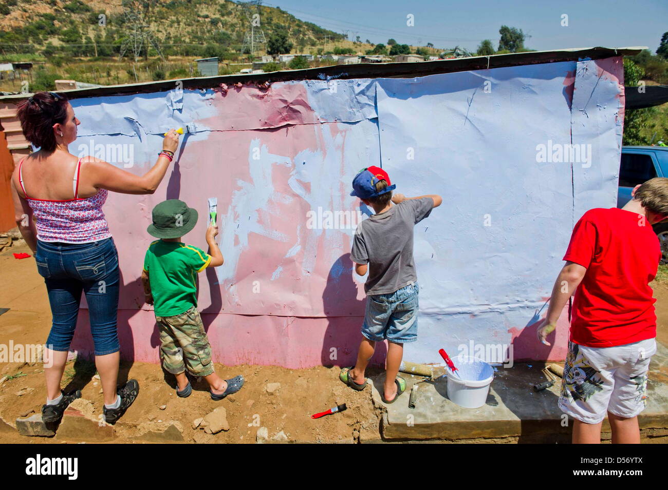 Mamelodi, Südafrika. 24. März 2013. Suzanne Scott, Richardo Coetzer, John Alexander und Alex Blake malen eine Hütte in der Alaska informelle Siedlung am 24. März 2013 in Mamelodi, South Africa.The Viva Stiftung veranstaltet das zweite Mams Kunstfestival in der informellen Siedlung über das Wochenende. Die Kunst Festival konzentriert sich auf die Erschaffung der Welt das zuerst lebendige Kunstgalerie von Hütten in Kunstwerke zu verwandeln. Bildnachweis: Alet Pretorius/Foto24/Gallo Images/Alamy Live News Stockfoto