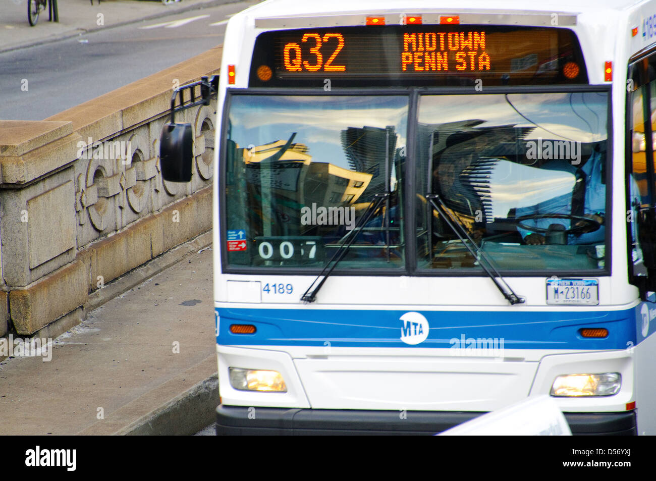 MTA Q32 öffentliche Verkehrsmittel Bus verlassen Queensboro 59th Street Bridge Stockfoto
