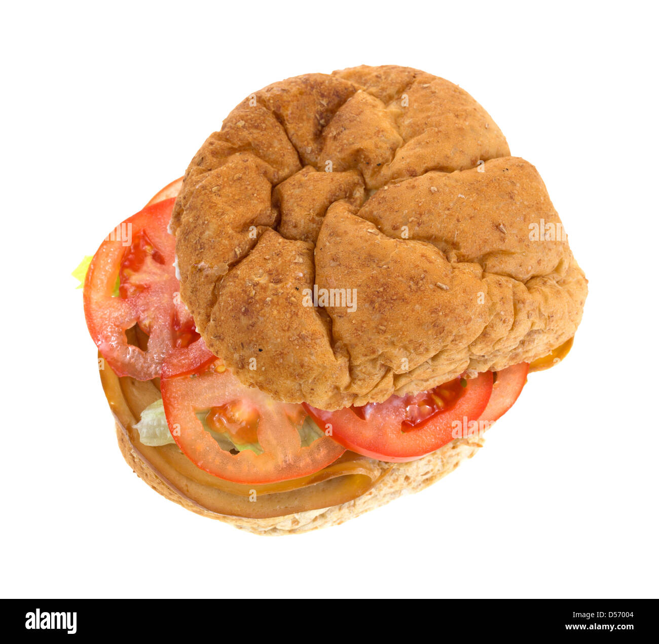 Ein Sandwich aus geräuchertem Tofu Pute mit Salat und Tomaten auf einem Vollkornbrot sperrige Rollen. Stockfoto