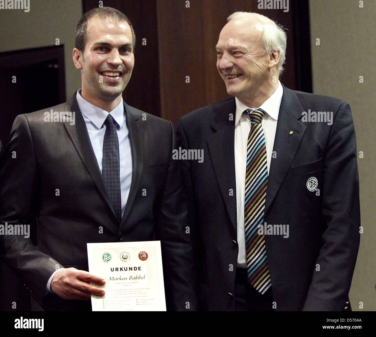 Ehemalige deutsche Fußball internationale Markus Babbel lächelt mit seinem Trainer-Lizenz erhielt er von Hans-Georg Moldenhauer (R), Mitglied des Vorstands der deutsche Fußball Bund (DFB) in Köln, Deutschland, 1. April 2010. Ehemalige Nationalspieler Babbel und Christian Ziege sind zu den bekanntesten die 24 neuen DFB-zugelassenen Wagen. Foto: Oliver Berg Stockfoto