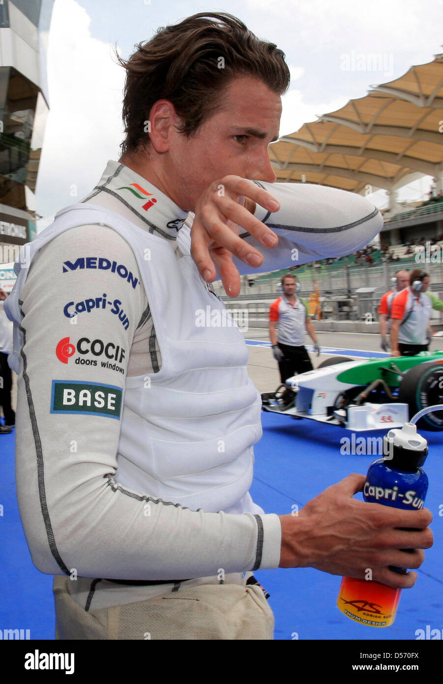 Deutschlands Formel1-Fahrer Adrian Sutil von Force India geht mit einer Kühlweste durch die Boxengasse nach dem dritten Training am Racetrac in Sepang in der Nähe von Kuala Lumpur, Malaysia, 3. April 2010. Mit der GP von Malaysia über das Osterwochenende Urlaub beginnt das dritte Rennen der Formel1-Saison 2010. Foto: Jens Büttner Stockfoto