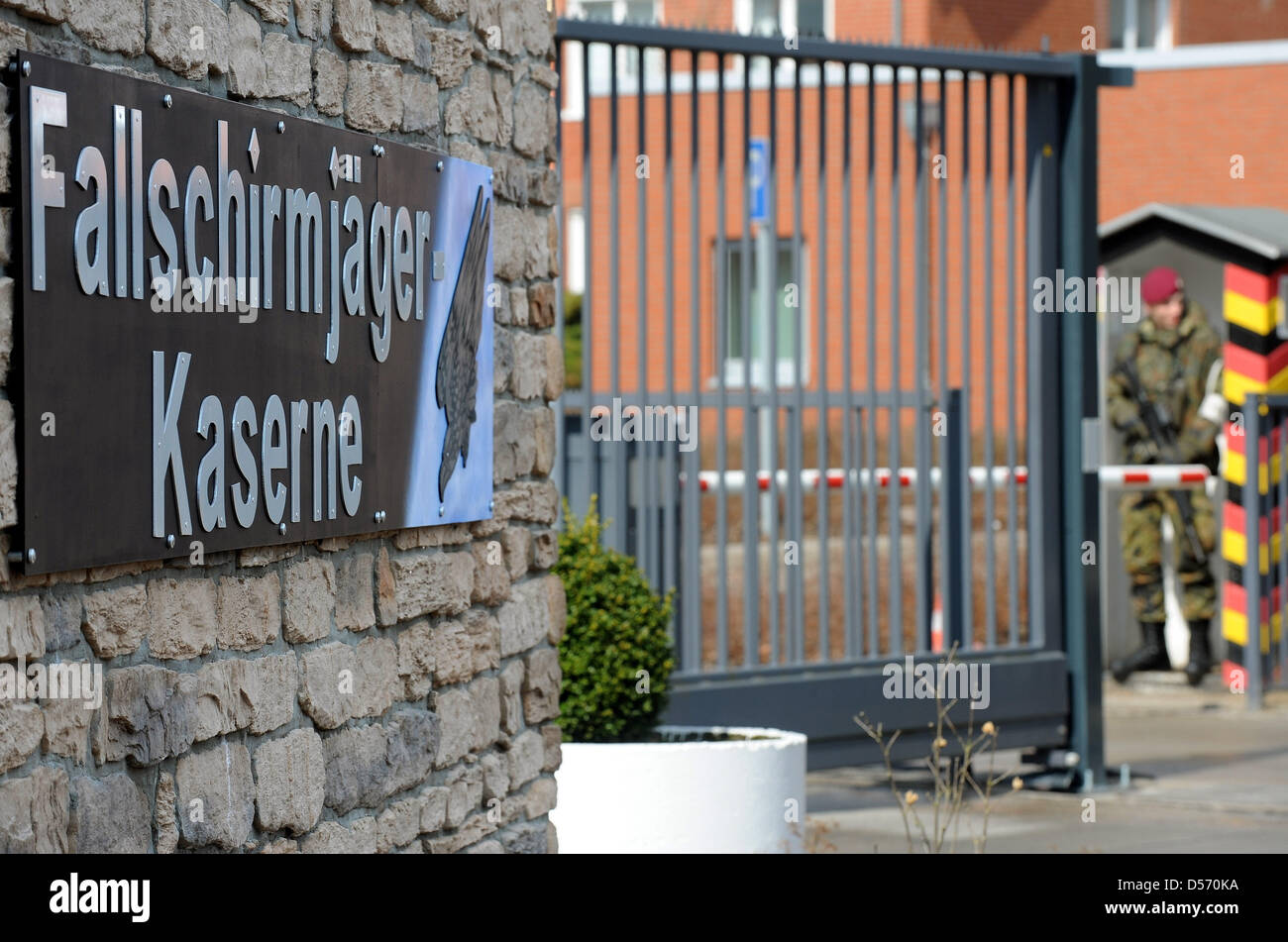 Eine Wache Uhren vor dem Haupteingang der Fallschirmjäger-Baracke in Seedorf, Deutschland, 3. April 2010... Alle der getöteten und verletzten Bundeswehr Soldaten ordentlich Kundus kam vom Niedersächsischen Standort Seedorf Luftlandebrigade 31. Bei den mehrere Stunden lang kämpfen wurden auch acht Soldaten verletzt. Foto: INGO WAGNER Stockfoto