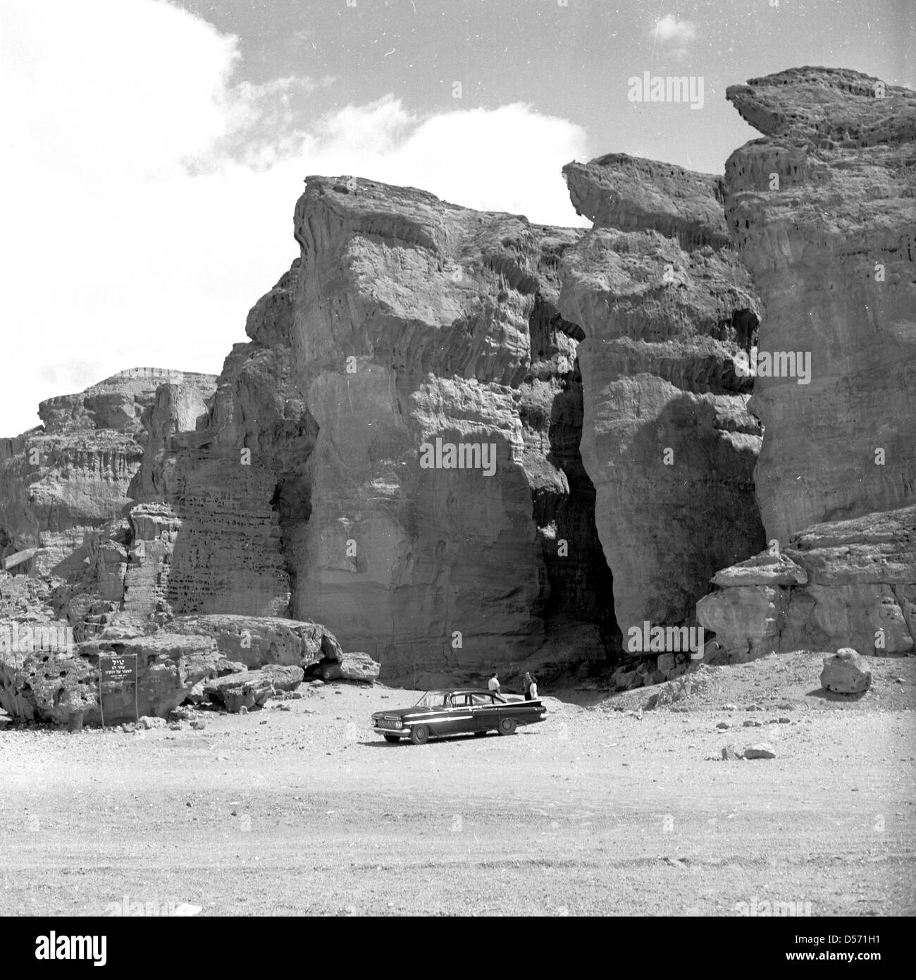 Israel, 1950er Jahre. Historisches Bild eines alten Autos in der Wüste. Stockfoto