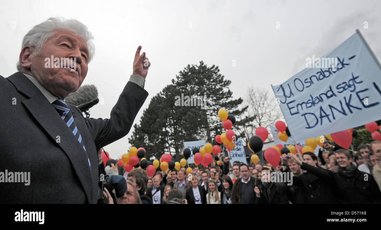 Gotthilf Fischer dirigiert eine happy Birthday Song von Mitgliedern der Jungen Union, CDUs (christlich demokratische Union) junior Partei Abschnitt vor dem Domizil der ehemalige Bundeskanzler und CDU-Vorsitzender Helmut Kohl (unsichtbaren) in Ludwigshafen-Oggersheim, Deutschland, 3. April 2010. Kohl wurde 80 am selben Tag. Eine offizielle und öffentliche Geburtstag Feier wird am 05 Mai in Ludwigshafen stattfinden. Mor Stockfoto