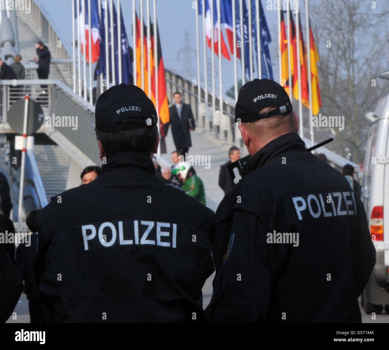 (Dpa-Datei) Ein Datei-Bild datiert 4. April 2009 der deutsche Polizisten bewachen Passarelle Brücke während der NATO-Gipfel in Kehl, Deutschland. Nach deutsche Polizei Union (DPolG) Überstunden von 420.000 Stunden sind noch nicht kompensiert werden ein Jahr nach dem NATO-Gipfel. Foto: Patrick Pleul Stockfoto