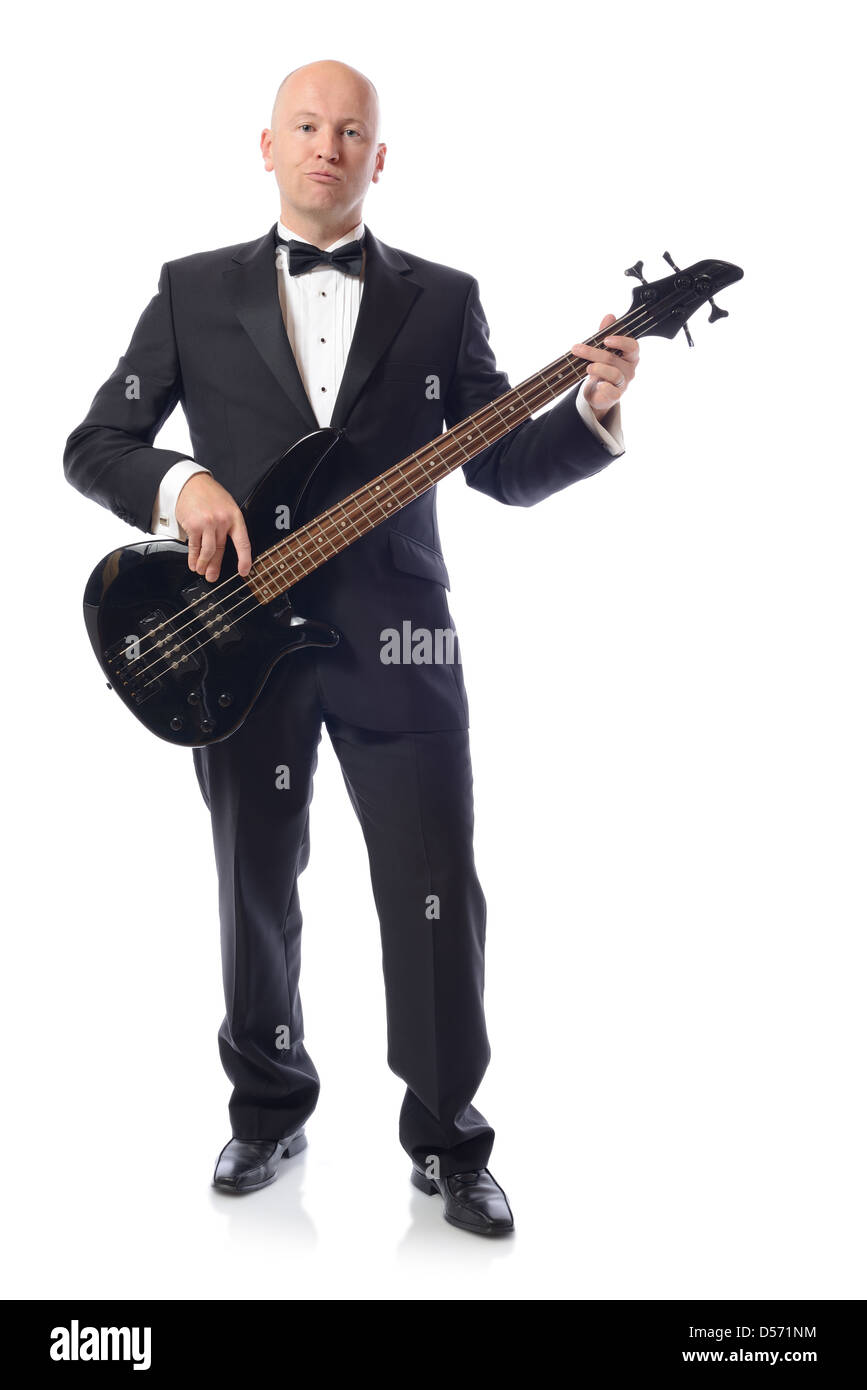 Mann in einem Smoking spielt Bassgitarre isoliert auf weiss Stockfoto