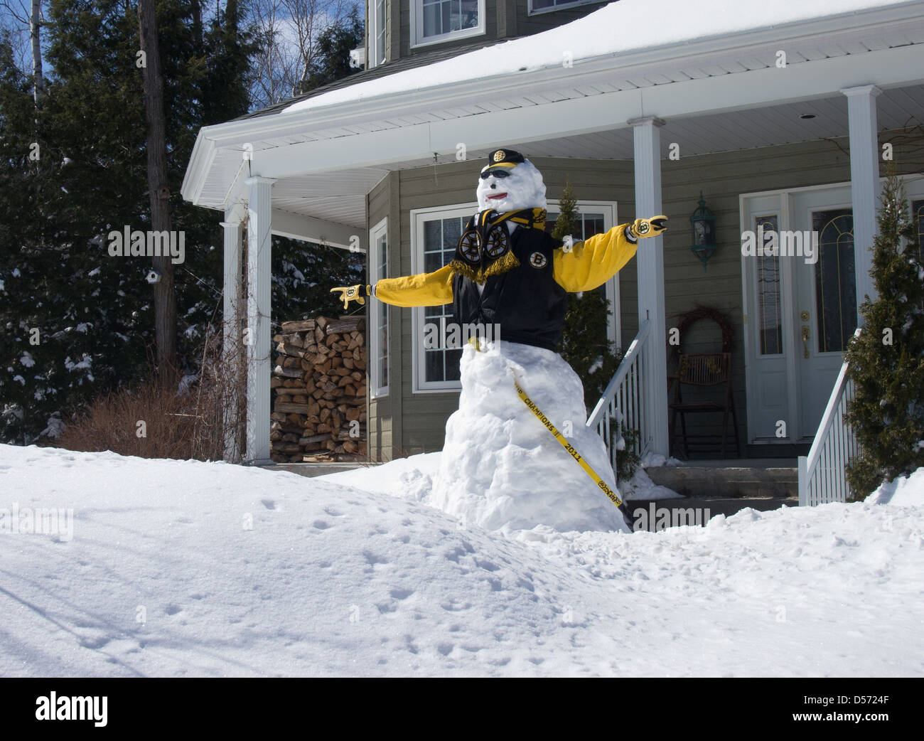 Schneemann mit Bostons Bruins Kleidung Stockfoto