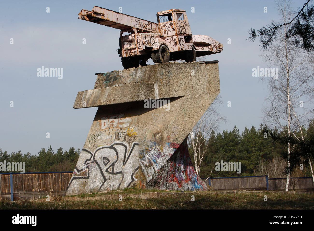 8. April 2010 auf dem ehemaligen Tank-Denkmal in Kleinmachnow, Deutschland, anzeigen Bundesland Brandenburg Landesregierung soll die Erhaltung der Gedenkstätte ehemalige Tank zu unterstützen. Nach Demontage einen sowjetischen Panzer aus der Gedenkstätte im Jahr 1990, wurde eine rosa lackierte Schneefräse, die Gedenkstätte Fuß geschleppt. Die Kunstinstallation symbolisiert das politische Klima von dem Fall des Eisen-Cu Stockfoto