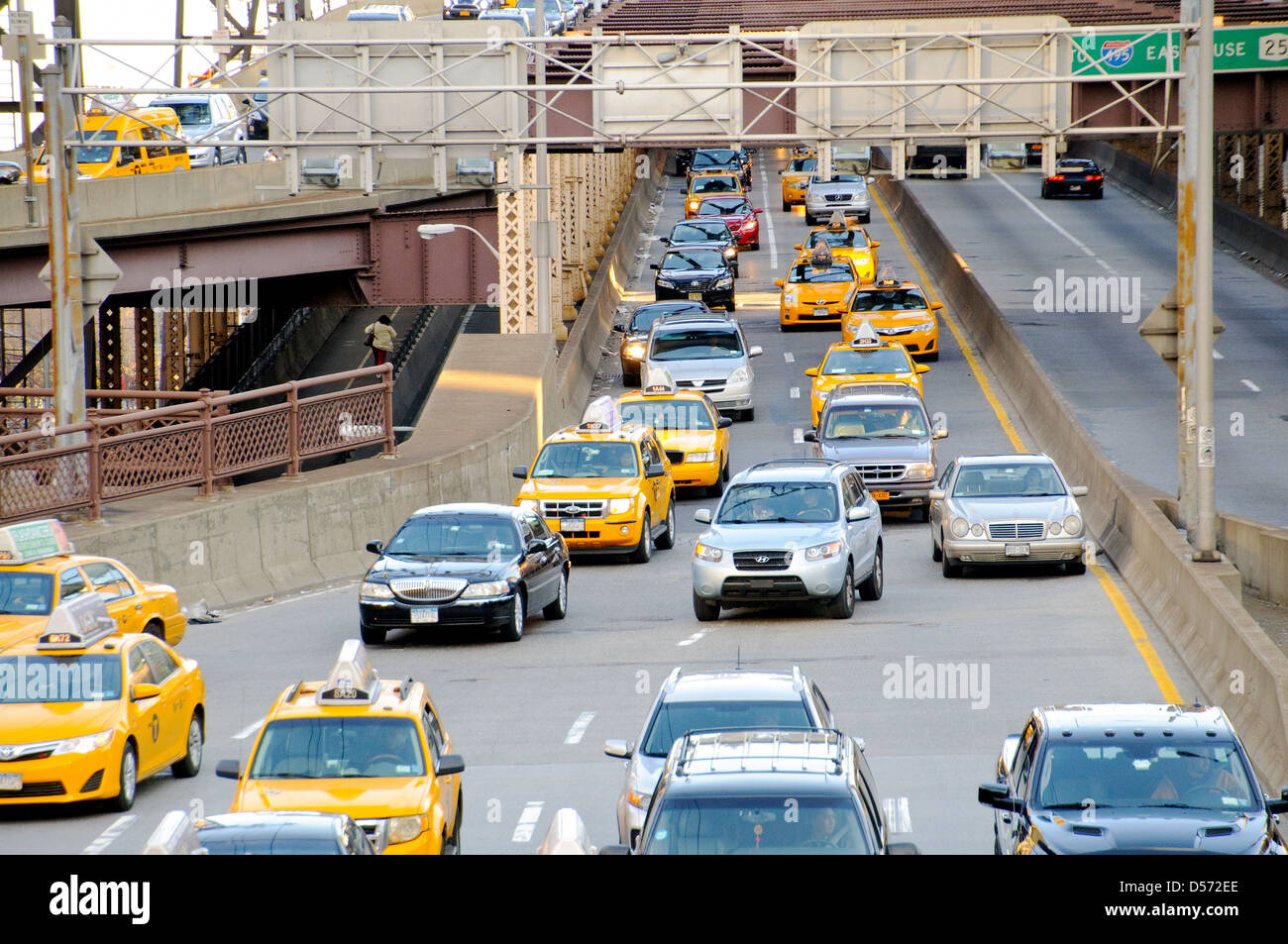 Verkehr verlassen Queensboro 59th Street Bridge am Abend Hauptverkehrszeit, Midtown Manhattan, New York City, USA Stockfoto