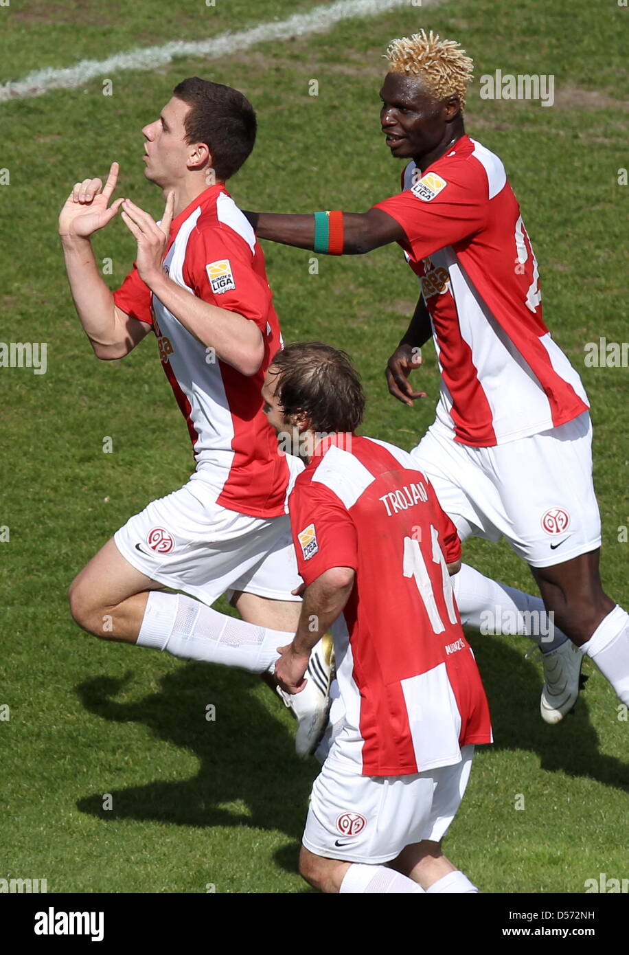 Der Mainzer Adam Szalai (L) feiert seinen 1: 0-Score mit Teamkollegen Aristide Bance (R) und Filip Trojan während der deutschen Fußball-Bundesliga-Fußball 1 übereinstimmen. FSV Mainz 05 Vs Borussia Dortmund am Bruchwegstadium in Mainz, Deutschland, 10. April 2010. Foto: ROLAND HOLSCHNEIDER (Achtung: EMBARGO Bedingungen! Die DFl ermöglicht die weitere Nutzung der Bilder in anderen Ne, IPTV und mobile Dienstleistungen Stockfoto