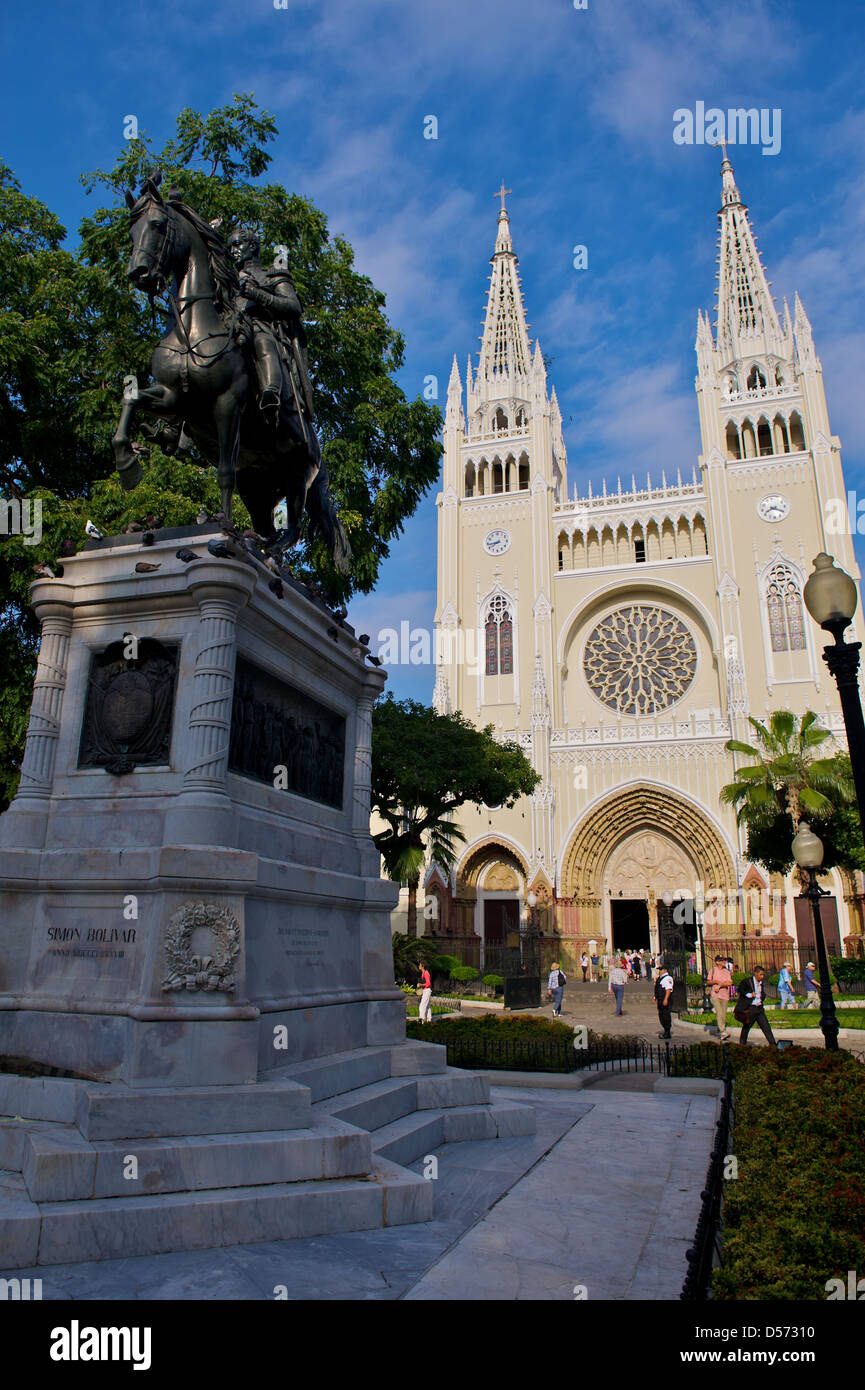 Denkmal von Simon Bolivar und der Metropolitan Kathedrale von Guayaquil in Ecuador Stockfoto