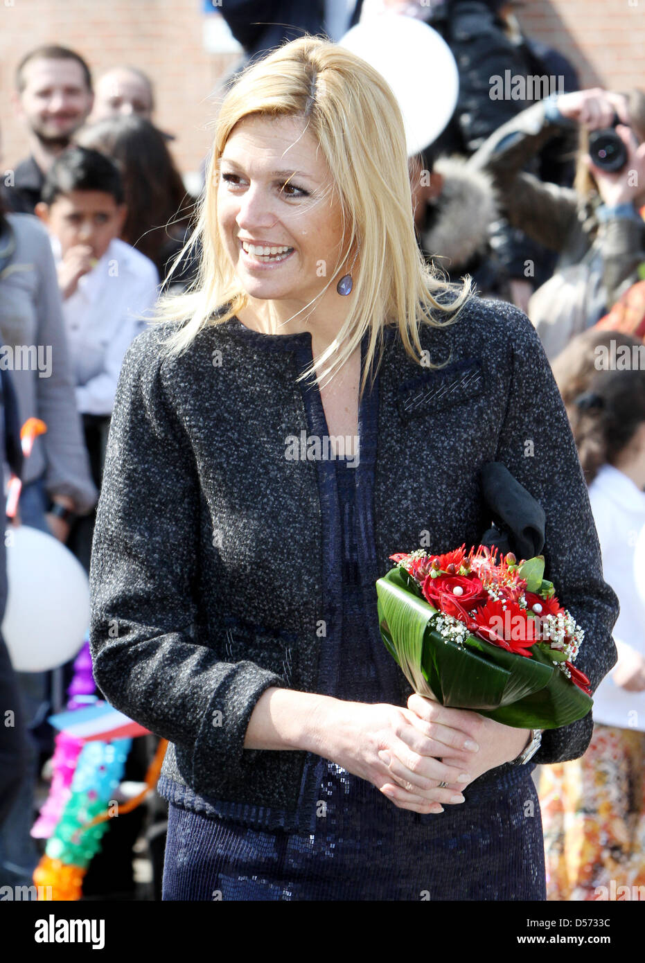 Kronprinzessin Maxima der Niederlande eröffnet das neue Gebäude von der Stiftung Fakonahof in den Haag, Niederlande, 12. April 2010. Die Stiftung organisiert Aktivitäten für die Bewohner des Schilderwijk den Haag. Foto: Patrick van Katwijik Stockfoto