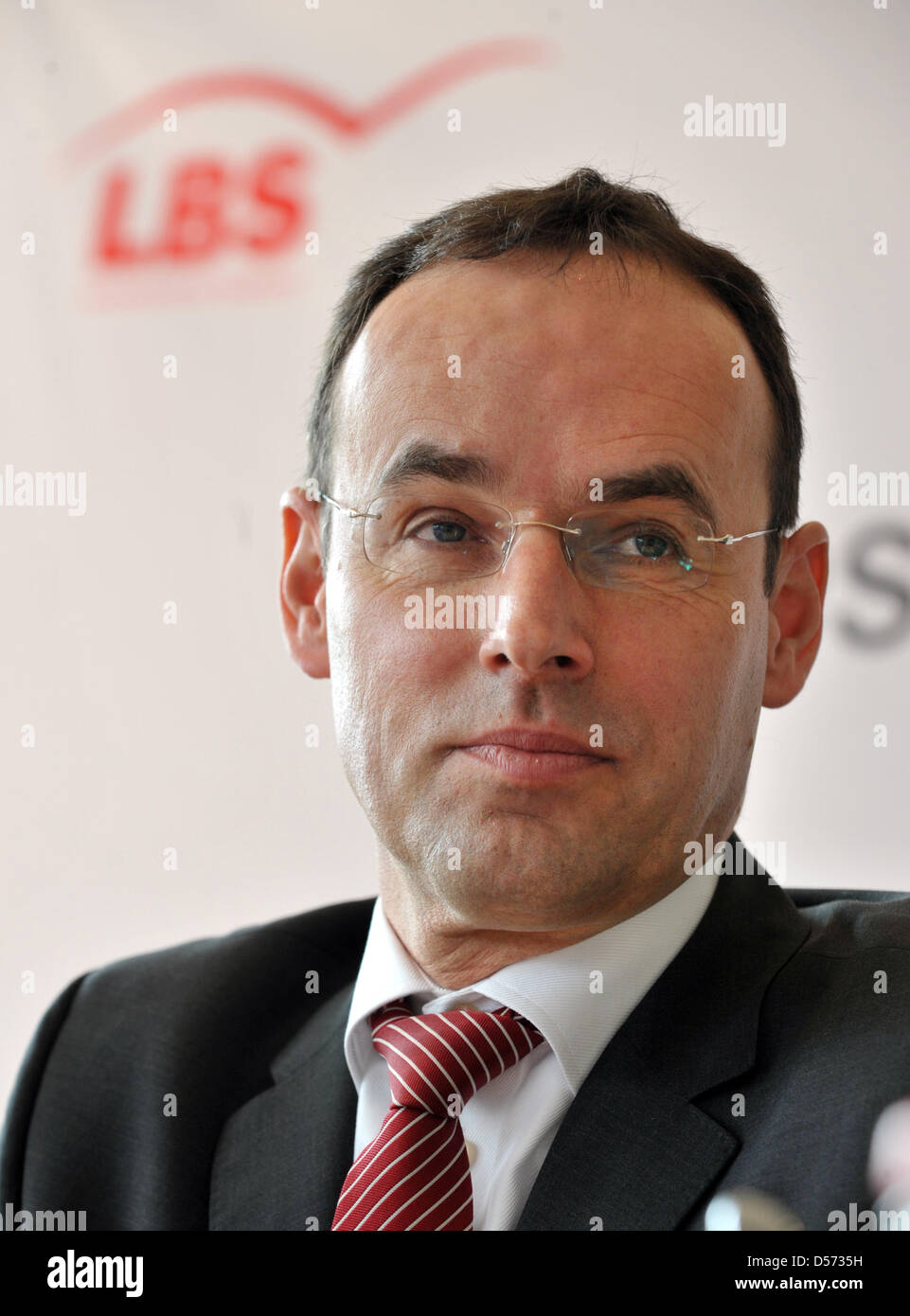 Sprecher der Geschäftsleitung LBS Hessen-Thüringen, Peter Marc Stober während der Bilanzpressekonferenz des Unternehmens in Erfurt, Deutschland, 13. April 2010. Nach einem Rückgang in der Bauwirtschaft im Jahr 2009 erwartet die LBS Hessen-Thüringen wieder eine steigende Nachfrage. Foto: Martin Schutt Stockfoto