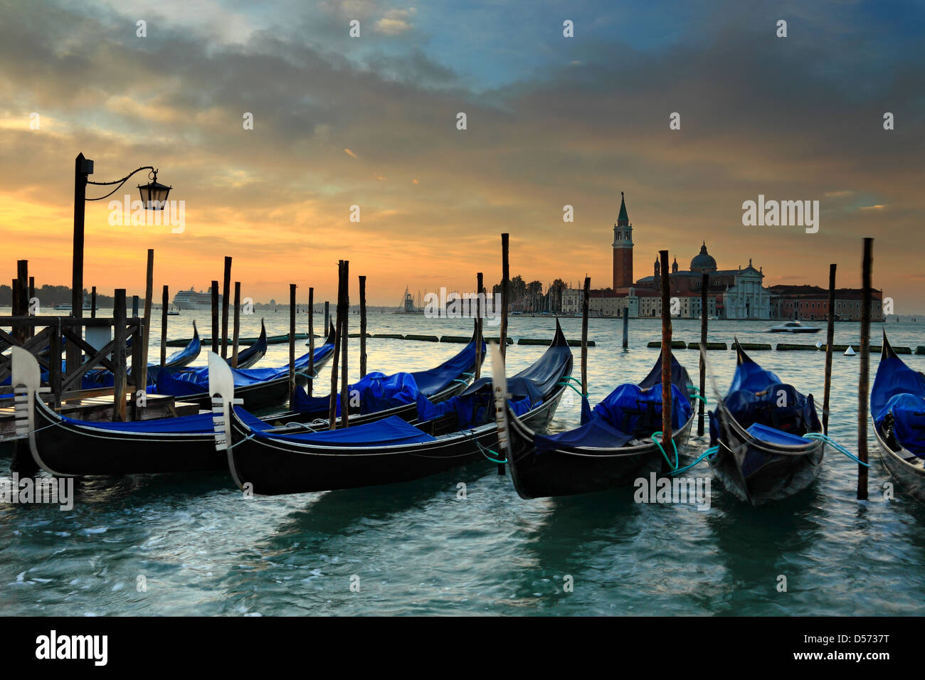 Sonnenaufgang am Markusplatz in Venedig, Italien. Die berühmten Gondeln und in der Entfernung der Kirche & Campanile von San Giorgio Maggiore Stockfoto