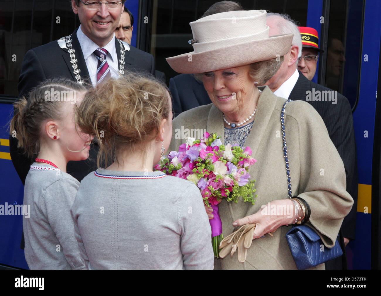 Königin Beatrix der Niederlande eröffnet die Ausstellung "Royal Class, königlich Reisen" an niederländische Eisenbahnmuseum in Utrecht, Niederlande, 14. April 2010. Die Ausstellung stellt historische königliche Züge aus ganz Europa auf dem Display. Die Züge zeigen Möglichkeiten des Reisens der europäischen Monarchen in früheren Zeiten. Foto: Albert Philip van der Werf (Niederlande) Stockfoto