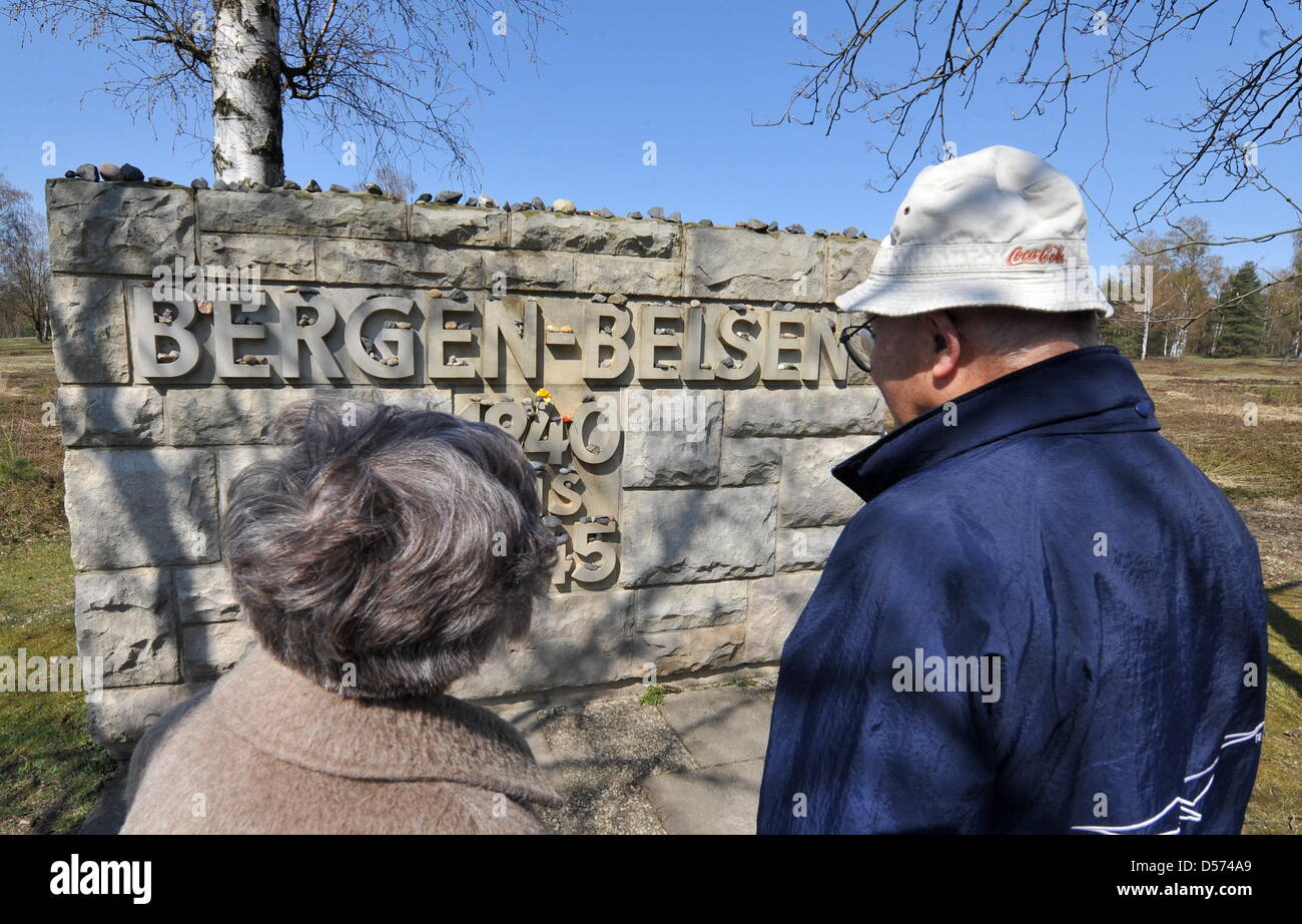 Überlebende des KZ Bergen-Belsen, Maria Gnaiatczyk (L) und Shaul Ladany (R) besuchen die Sonderausstellung "Zeichen des Überlebens. Erinnerungen von Bergen-Belsen "zur Gedenkstätte Bergen-Belsen in Bergen-Belsen, Deutschland, 15. April 2010. Die besondere Ausstellung läuft vom 15. April bis 13. Juni 2010 und erinnert an den 65. Jahrestag der Befreiung der Konzentrationslager. Foto: ANGELIKA Stockfoto
