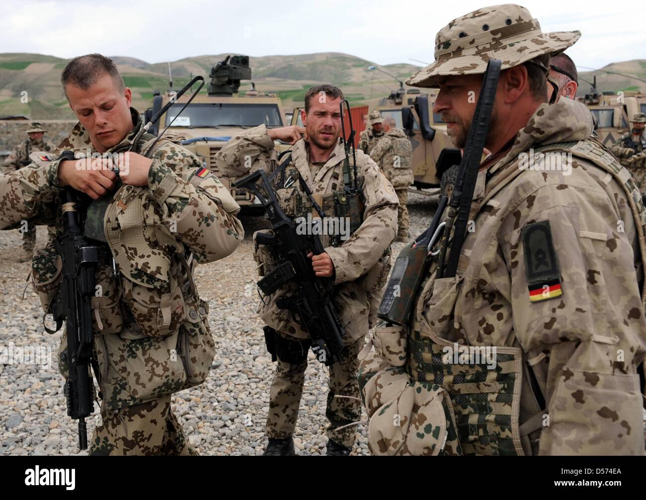 Deutsche Bundeswehr-Soldaten verleihen auf einer Mission in Feizabad, Afghanistan, 15. April 2010. Vier Bundeswehr-Soldaten in der Tätigkeit getötet wurden, fünf wurden während eines Kampfes mit Taliabn Kämpfer in der Provinz Baghlan verwundet. Foto: MAURIZIO GAMBARINI Stockfoto