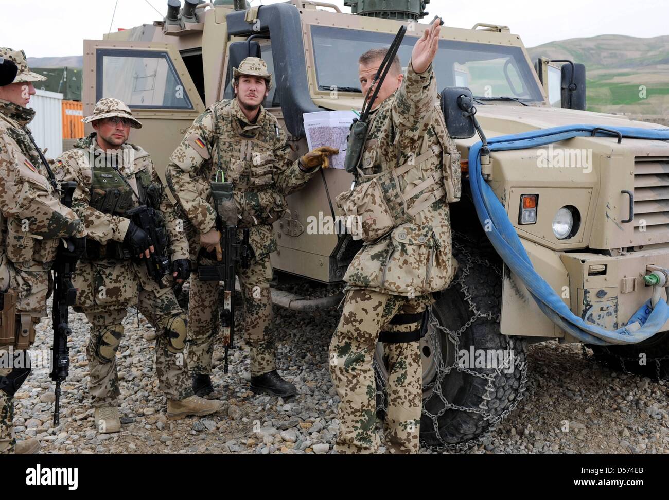 Deutsche Bundeswehr-Soldaten verleihen auf einer Mission in Feizabad, Afghanistan, 15. April 2010. Vier Bundeswehr-Soldaten in der Tätigkeit getötet wurden, fünf wurden während eines Kampfes mit Taliabn Kämpfer in der Provinz Baghlan verwundet. Foto: MAURIZIO GAMBARINI Stockfoto