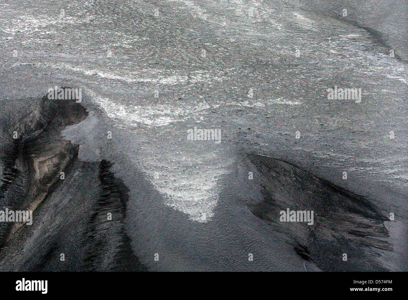 Ein Handout Bild zur Verfügung gestellt von der isländischen Küstenwache von Schmelzwasser gemischt mit Resten von Lava und Asche, die das Gebiet des Eyjafjallajökull-Gletscher in Island, 15. April 2010 überfluten. Isländische Behörden haben die Evakuierung der Anwohner in der Gegend rund um den aktiven Vulkan aufgehoben. Fast alle 800 Einwohner konnten in ihre Häuser zurückkehren, wie angekündigt in den ni Stockfoto