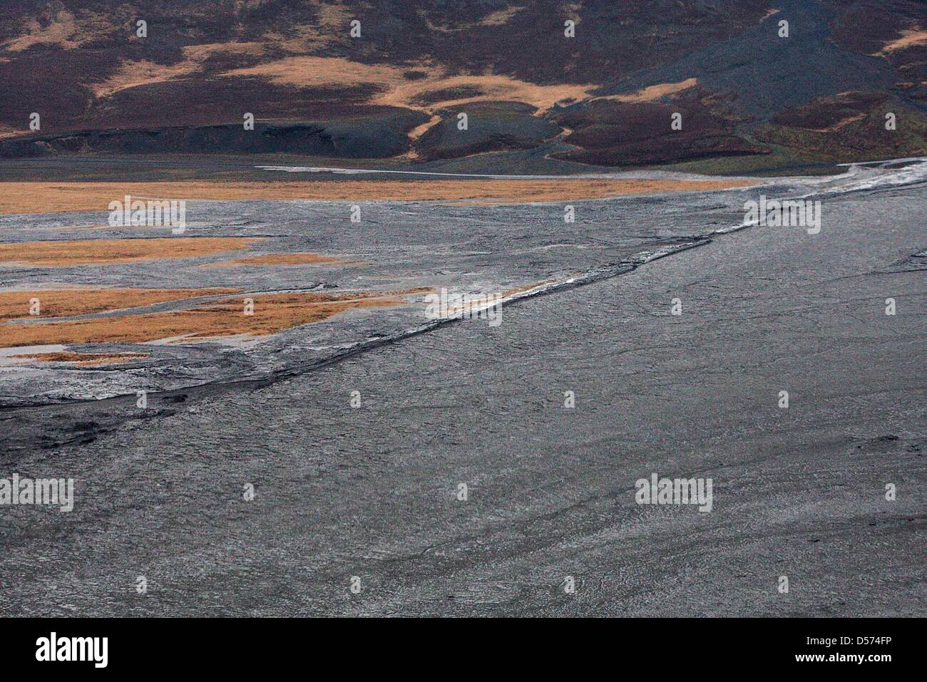 Ein Handout Bild zur Verfügung gestellt von der isländischen Küstenwache von Schmelzwasser gemischt mit Resten von Lava und Asche, die das Gebiet des Eyjafjallajökull-Gletscher in Island, 15. April 2010 überfluten. Isländische Behörden haben die Evakuierung der Anwohner in der Gegend rund um den aktiven Vulkan aufgehoben. Fast alle 800 Einwohner konnten in ihre Häuser zurückkehren, wie angekündigt in den ni Stockfoto