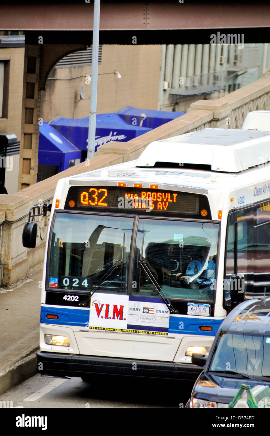 MTA Q32 öffentliche Verkehrsmittel Bus verlassen Queensboro 59th Street Bridge Stockfoto