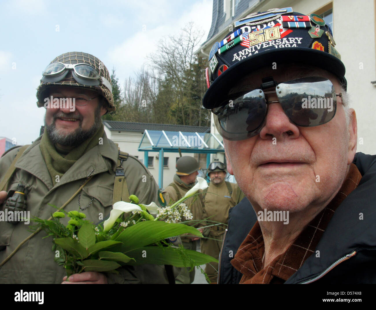 Mitglieder des WWII Geschichte Clubs und WWII Veteranen des Krieges