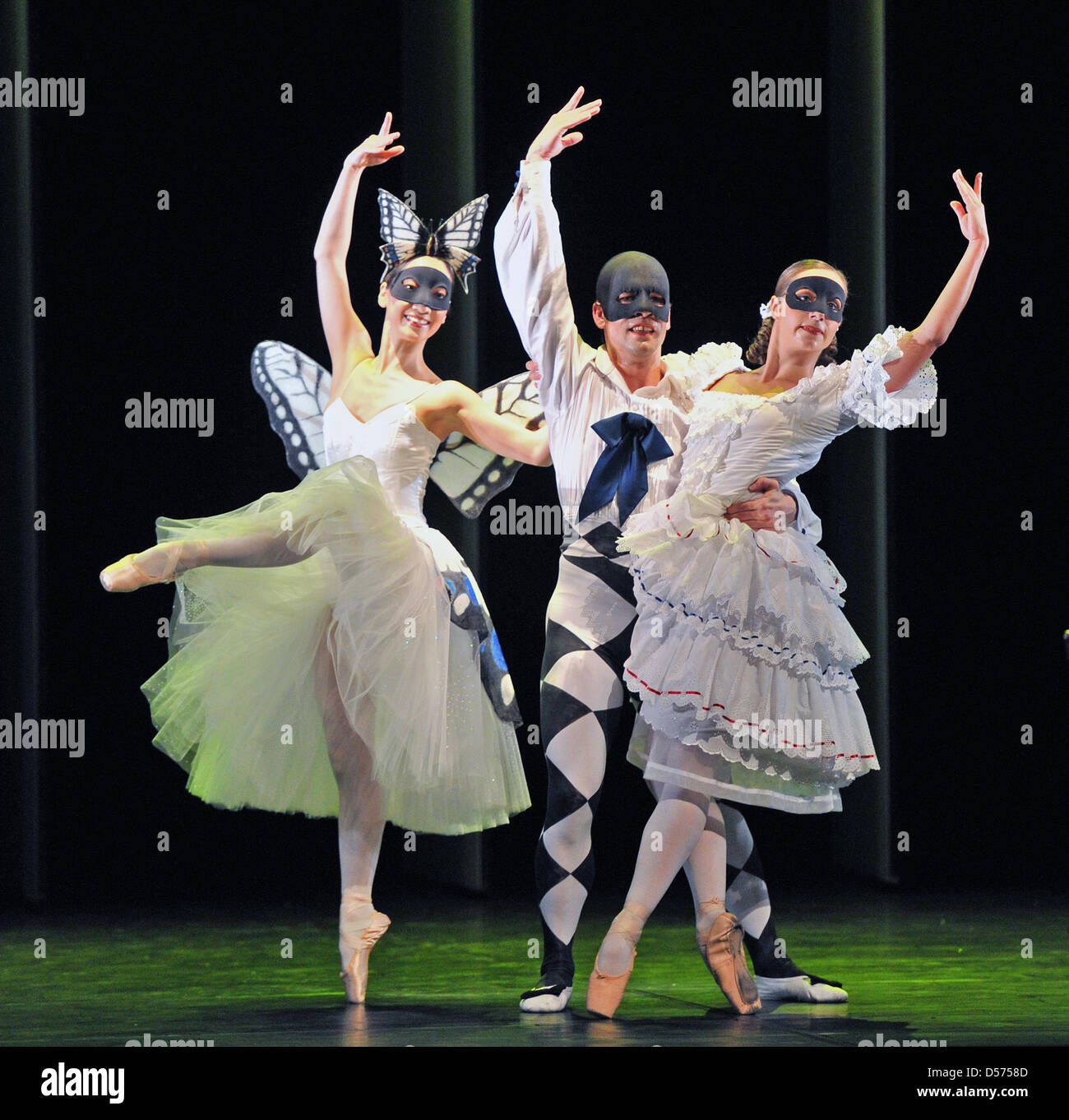 Mitglieder des Ballettensembles der Halle an der Saale Oper ausführen