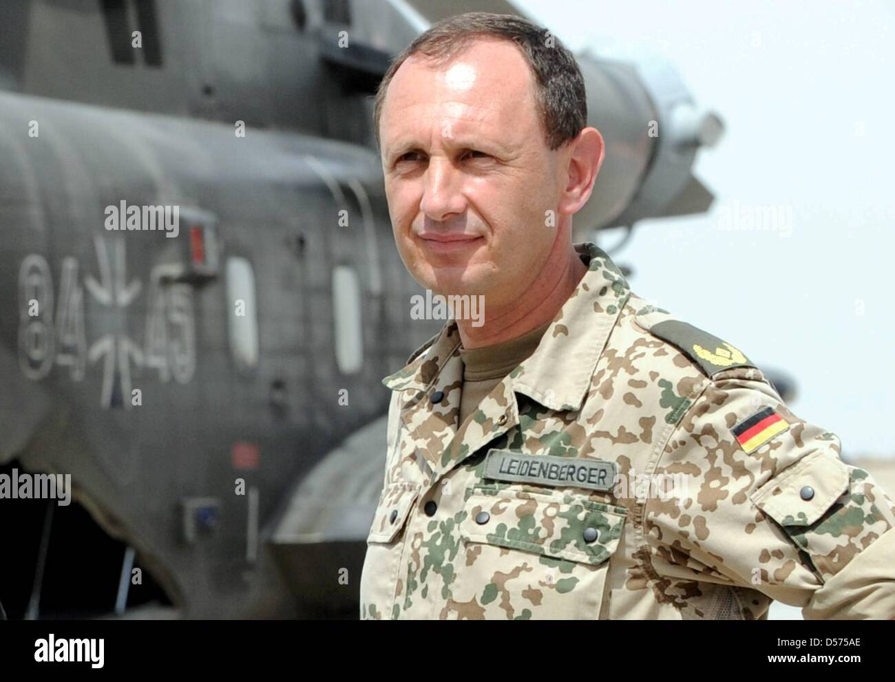 ARCHIV - Brigadegeneral Frank Leidenberger, Kommandeur des Regionalkommandos Nord in Afghanistan Steht bin Mittwoch (14.04.2010) Im Feldlager Masar-ich-mit der Bundeswehr Vor Einem Hubschrauber. Ich bin gegen der Operation, Bei der bin Donnerstag Vier Deutsche Soldaten Ums Leben Gekommen Sind, ist es Nach Einem Bericht der «Bild am Sonntag» (Ausgabe Vom 18.04.2010) Zu Differenzen Zwi Stockfoto
