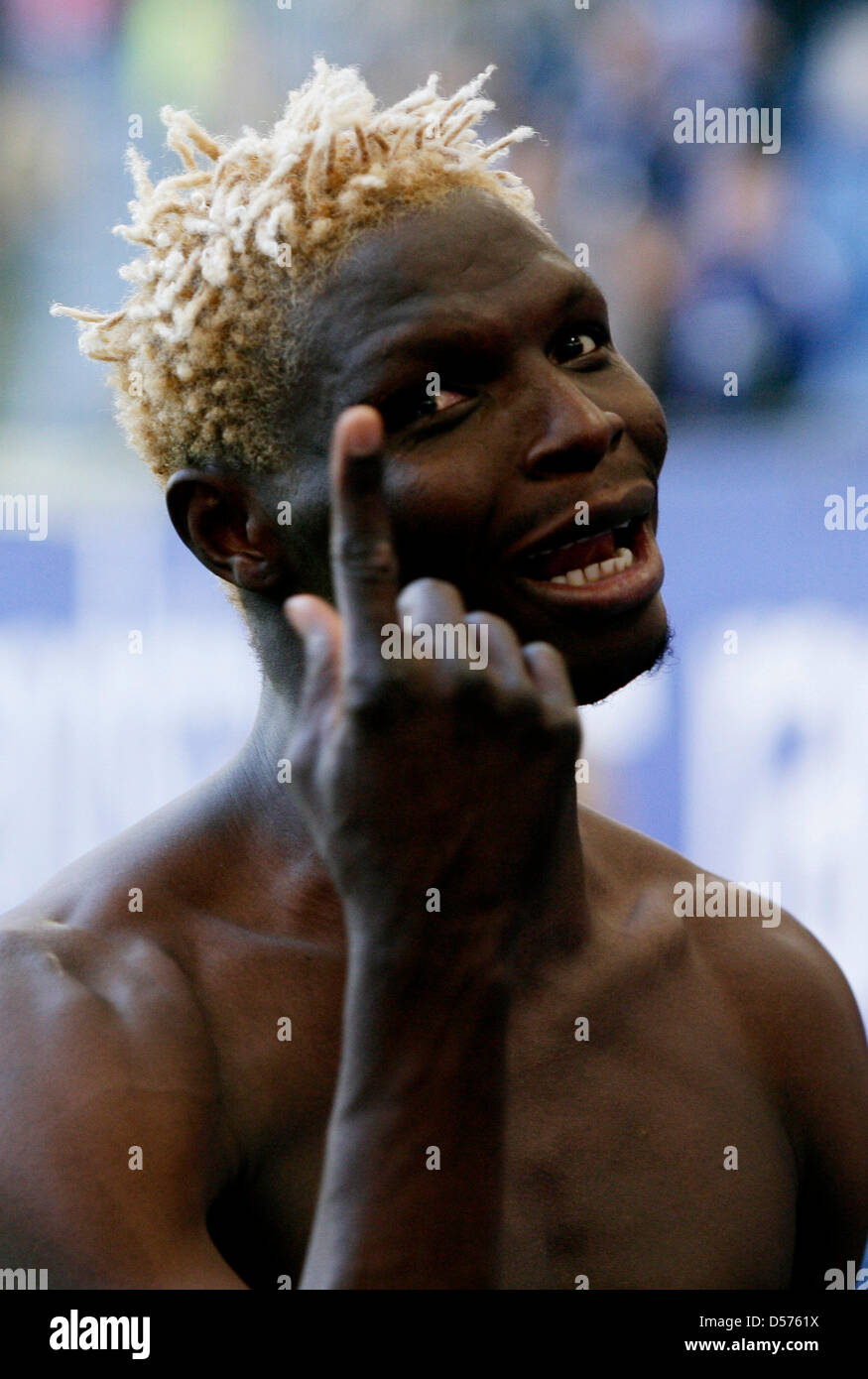 Fu§Ball Bundesliga, Hamburger SV - FSV Mainz 05 bin Samstag (17.04.2010) in der Hamburger HSH Nordbank Arena. Der Mainzer Aristide Bance Jubelt Nach Dem Spiel. Das Spiel Endete 0:1. Foto: Malte Christen Dpa/Lno (Achtung Sperrfrist! Die DFL Erlaubt Die Weiterverwertung der Bilder Im IPTV, Mobilfunk Und Durch Sonstige Neue Technologieentwicklungsfähigkeit Erst Zwei Stunden Nach Spielende. Sterben, Publikati Stockfoto
