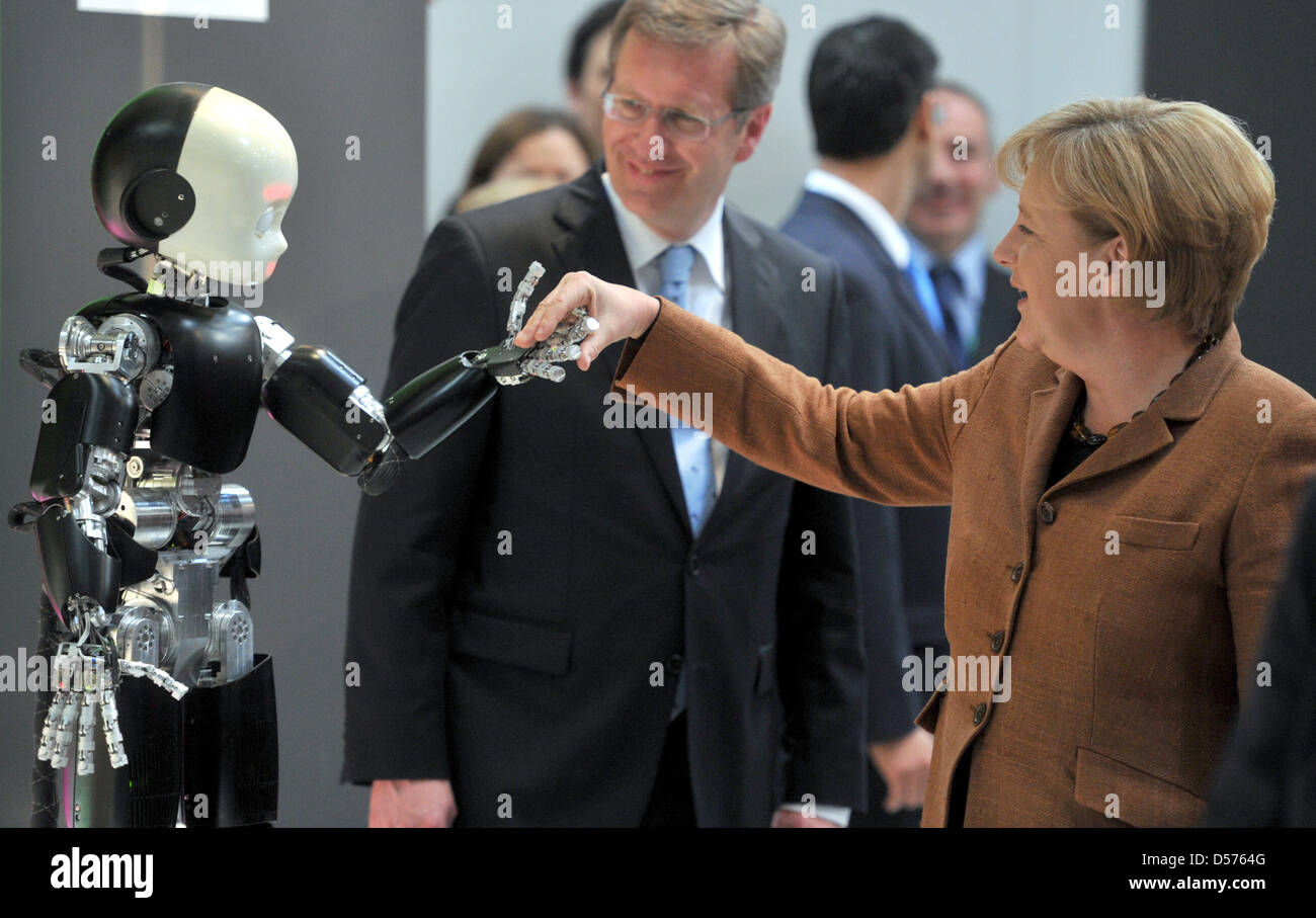 Bundeskanzlerin Angela Merkel Augen 'Icub"Roboter beim Eröffnungsrundgang  auf der Hannover Messe 2010 Handel zeigen in Hannover, 19. April 2010. Der  führenden Handels-Fari für Industrieprodukte dauert Hannover Messe vom 19.  bis 23. April