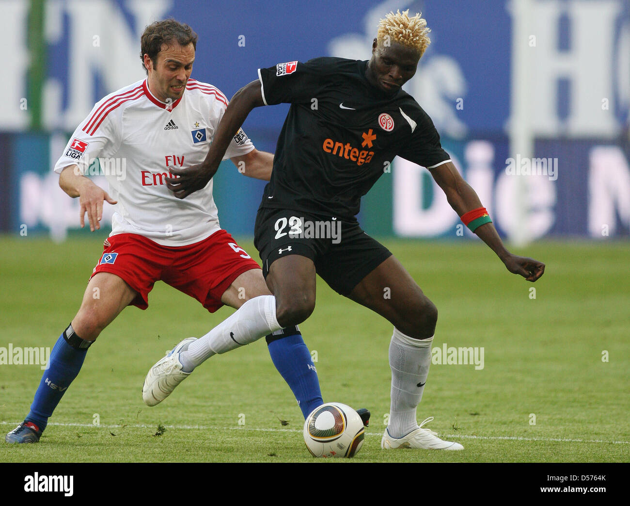 Fu§Ball Bundesliga, Hamburger SV - FSV Mainz 05 bin Samstag (17.04.2010) in der Hamburger HSH Nordbank Arena. Der Hamburger Joris Mathijsen (l-R Im Zweikampf Mit Dem Mainzer Aristide Bance. Foto: Malte Christen Dpa/lno Stockfoto