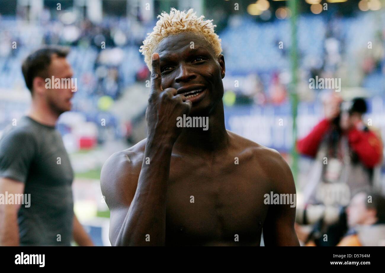 Fu§Ball Bundesliga, Hamburger SV - FSV Mainz 05 bin Samstag (17.04.2010) in der Hamburger HSH Nordbank Arena. Der Mainzer Aristide Bance Jubelt Nach Dem Spiel. Das Spiel Endete 0:1. Foto: Malte Christen Dpa/lno Stockfoto
