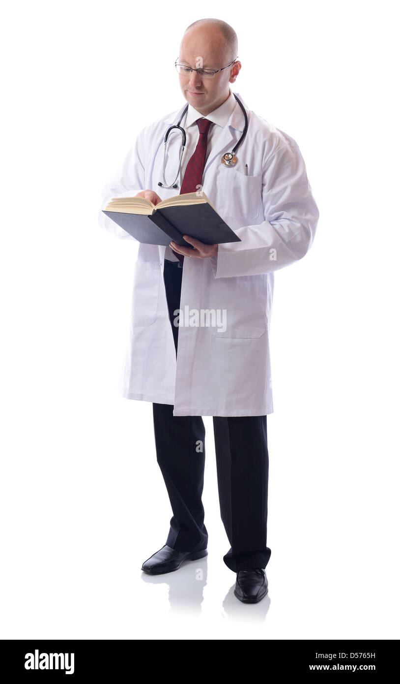 Einen männlichen Arzt mit einem Buch, isoliert auf weißem Hintergrund Stockfoto