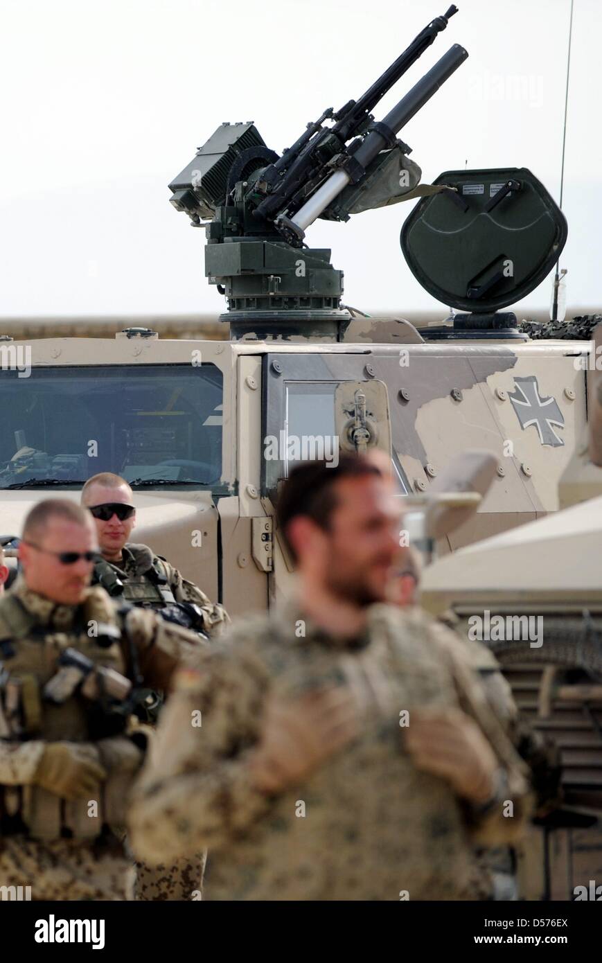 Soldaten stehen vor ihrer Fahrzeuge in ihrem Lager in Kunduz, Afghanistan, 14. April 2010. Die Bundeswehr engagiert sich in Schlachten wiederholt in Nordafghanistan. Foto: MAURIZIO GAMBARINI Stockfoto