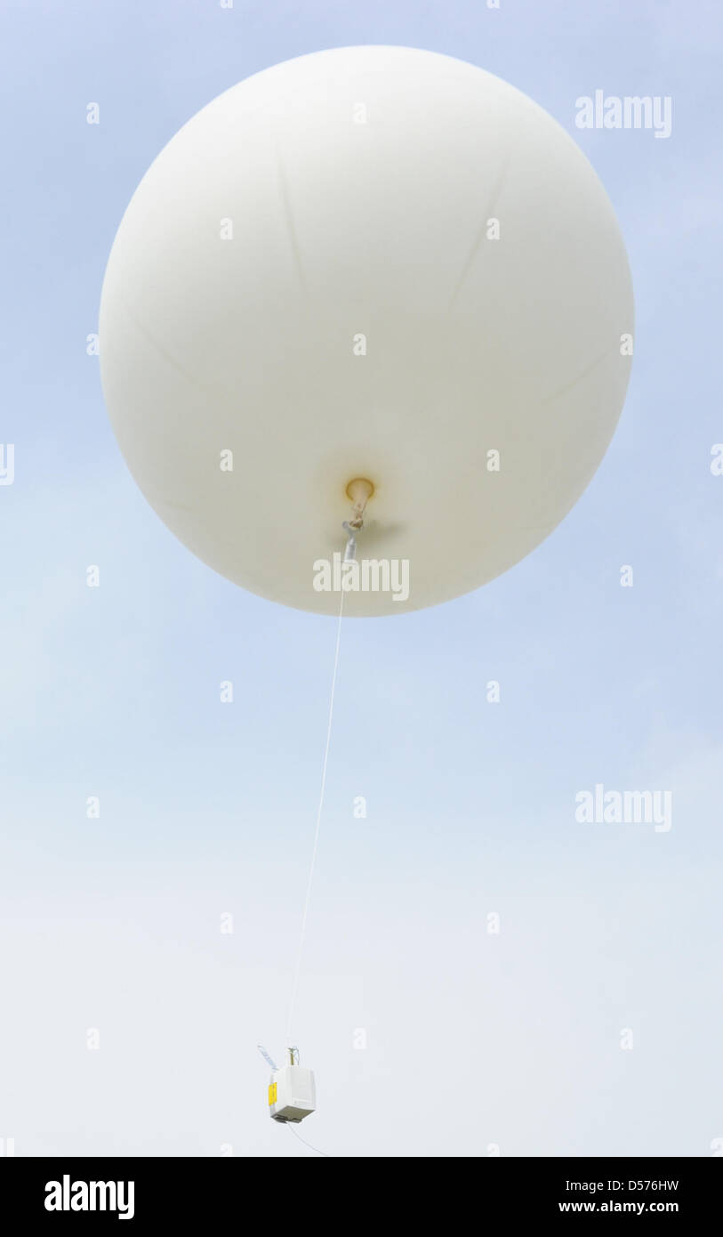 Ein Wetterballon mit einer Radiosonde startet auf dem Gelände Wetterstation  Greifswald, Deutschland, 20. April 2010. Der DWD kann immer mehr  Wetterballons bis in der Luft wegen der Vulkanasche-Wolke. Die Zahlen der  Land