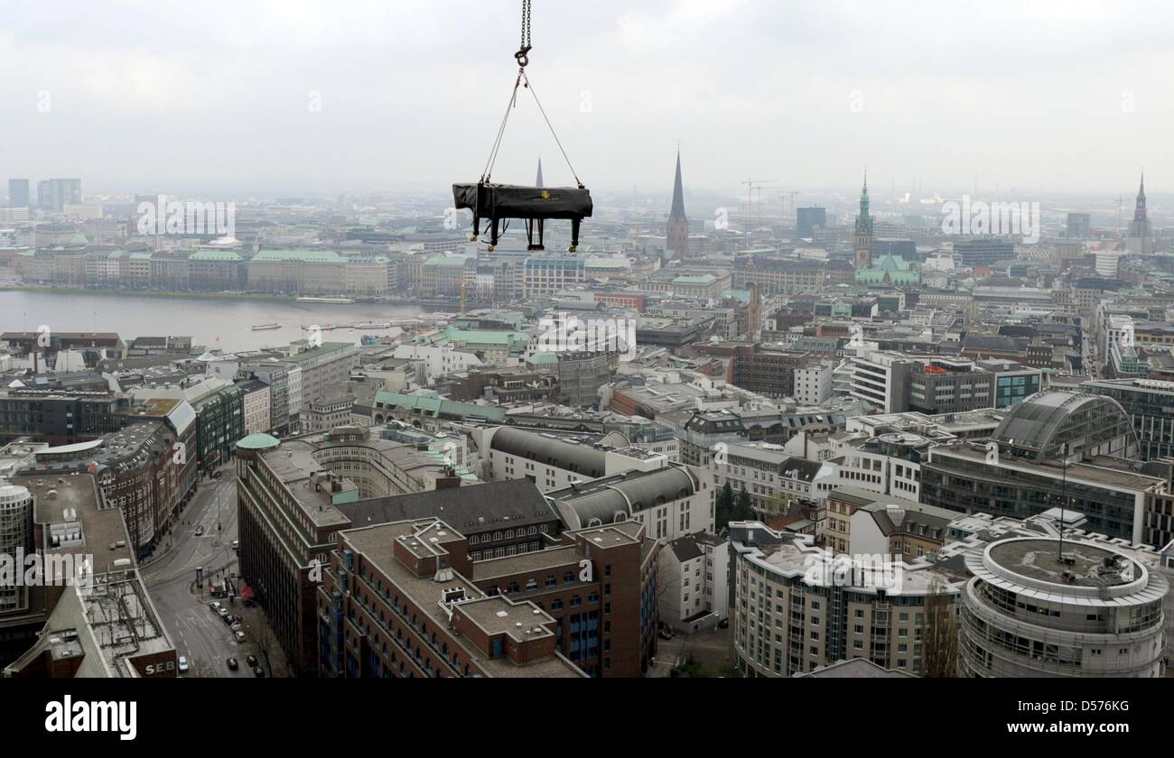 Ein Klavier ist auf dem Dach eines Hochhauses zu einer Pressekonferenz für die türkischen Nights Festival in Hamburg, Deutschland, 20. April 2010 durchgeführt. Türkische Musik von 25 bis 29. Mai 2010 präsentiert das Festival der Elbphilharmonie Konzerte. Foto: ANGELIKA WARMUTH Stockfoto